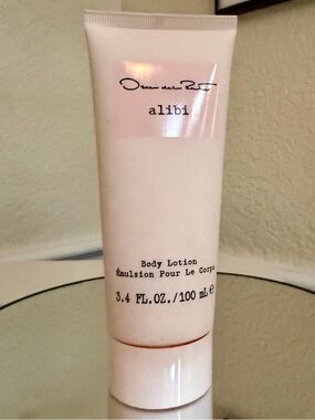 Oscar de la Renta Alibi Body Lotion - light pink
